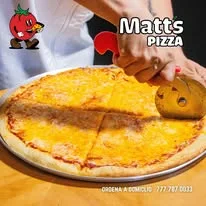 Pizza de queso recién cortada