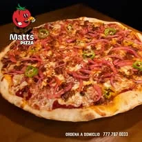 Pizza con carnes y vegetales